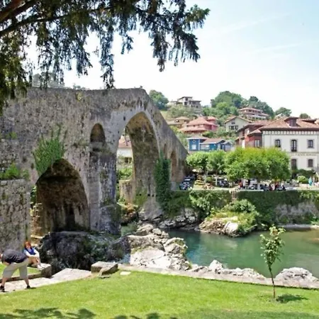 Cangas De Onis Lucy Buitenkant foto